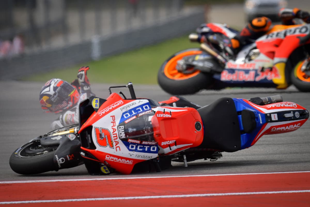 Pol Espargaró zieht im Hintergrund vorbei