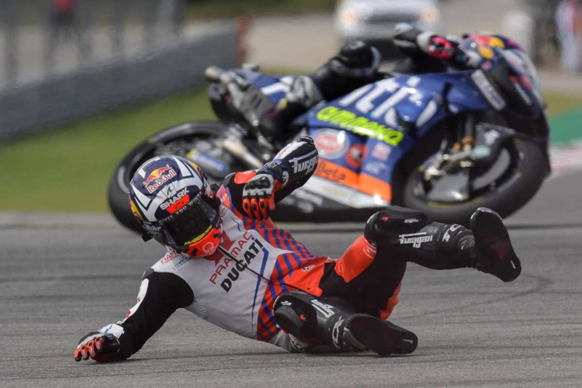 Zarco rappelt sich wieder auf, dahinter Enea Bastianini