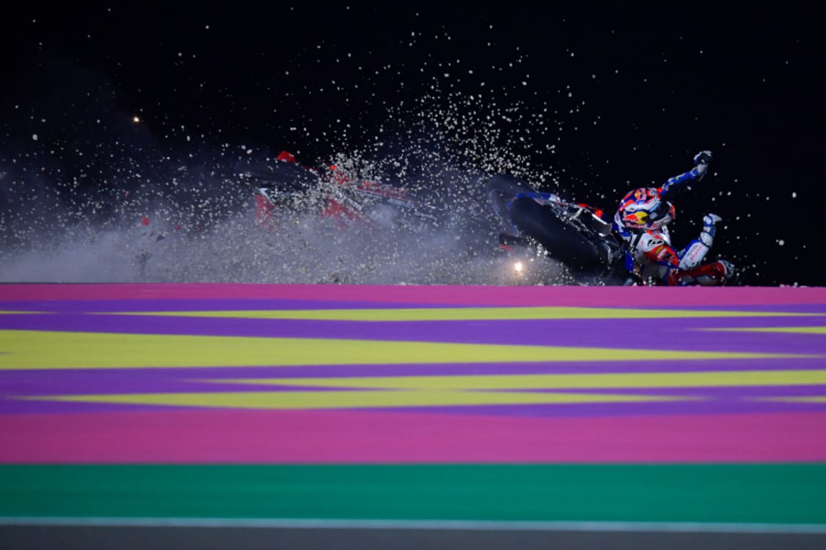 Fahrer und Motorräder flogen ins Kiesbett von Kurve 1