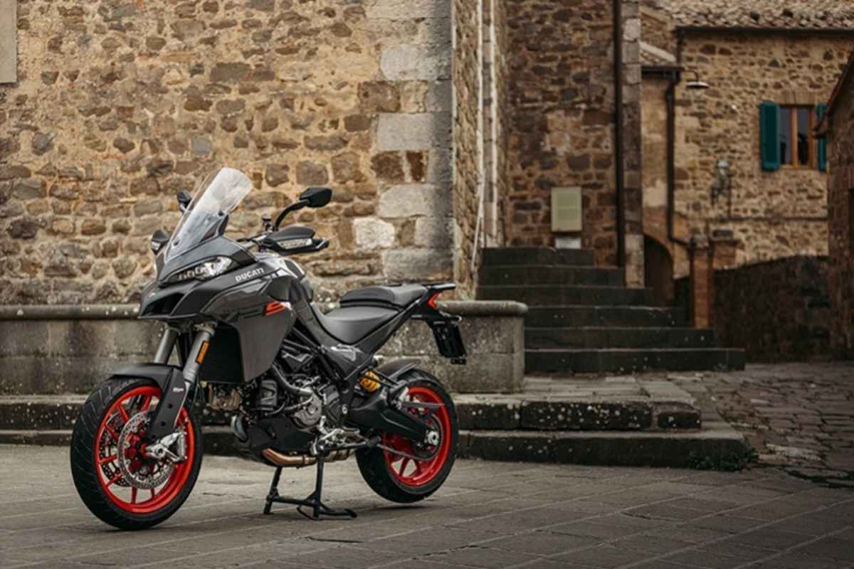 Die Ducati Multistrada V2S ist serienmässig umfangreich ausgestattet, unter anderem mit einem elektronischen Fahrwerk