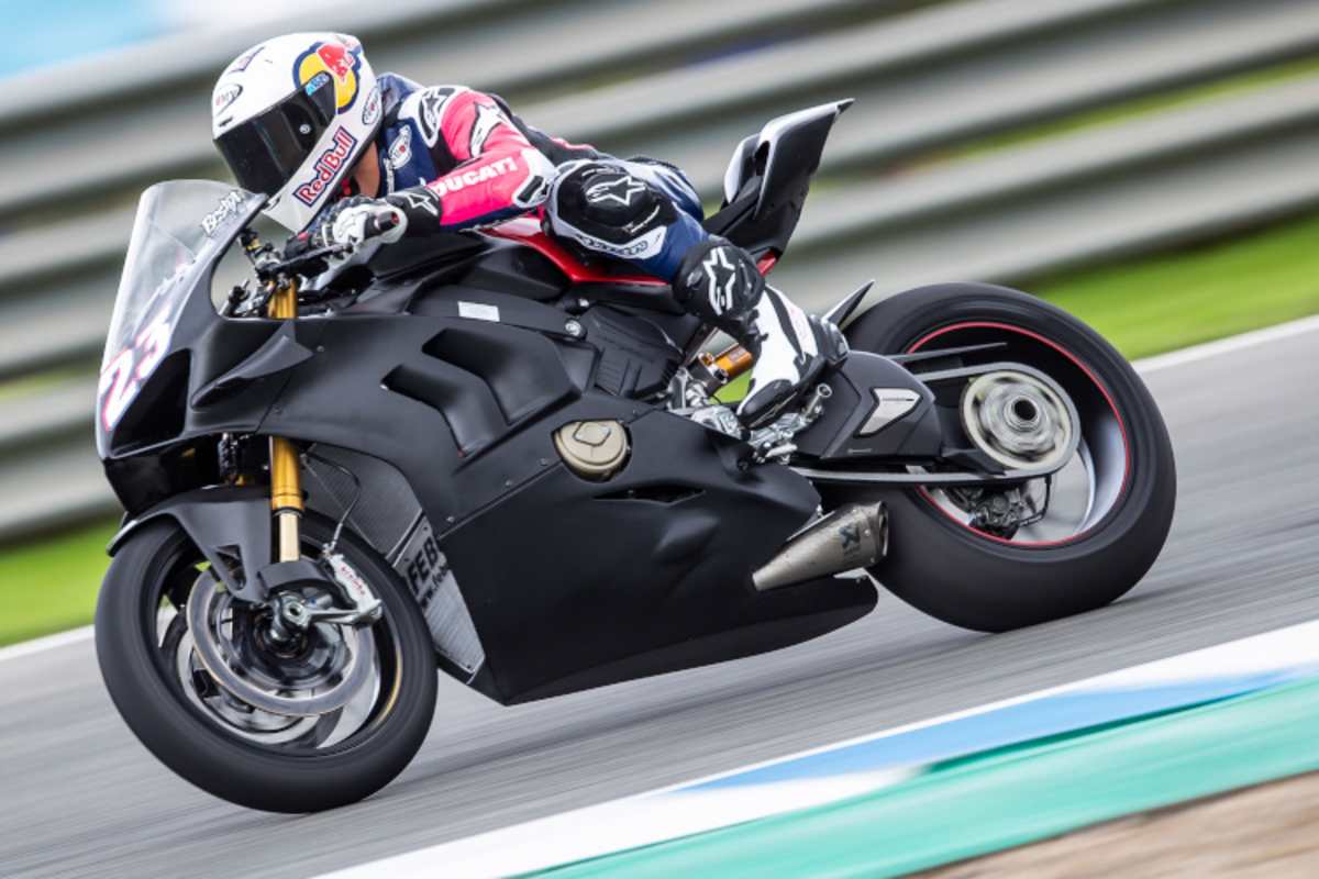 Enea Bastianini bei der ersten Ducati-Ausfahrt auf der Rennstrecke