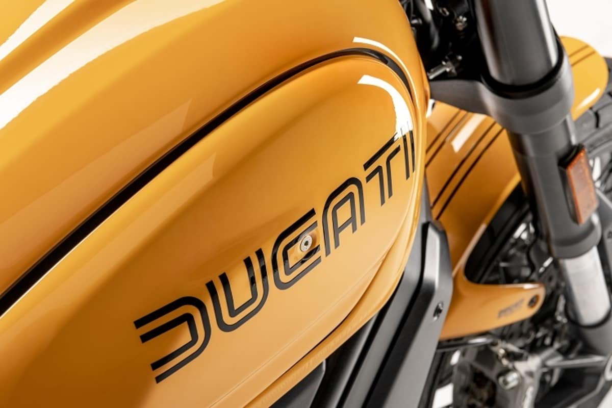 Farben und Schriften wie aus den 70er Jahren an der Ducati Scrambler 1100 Tribute Pro