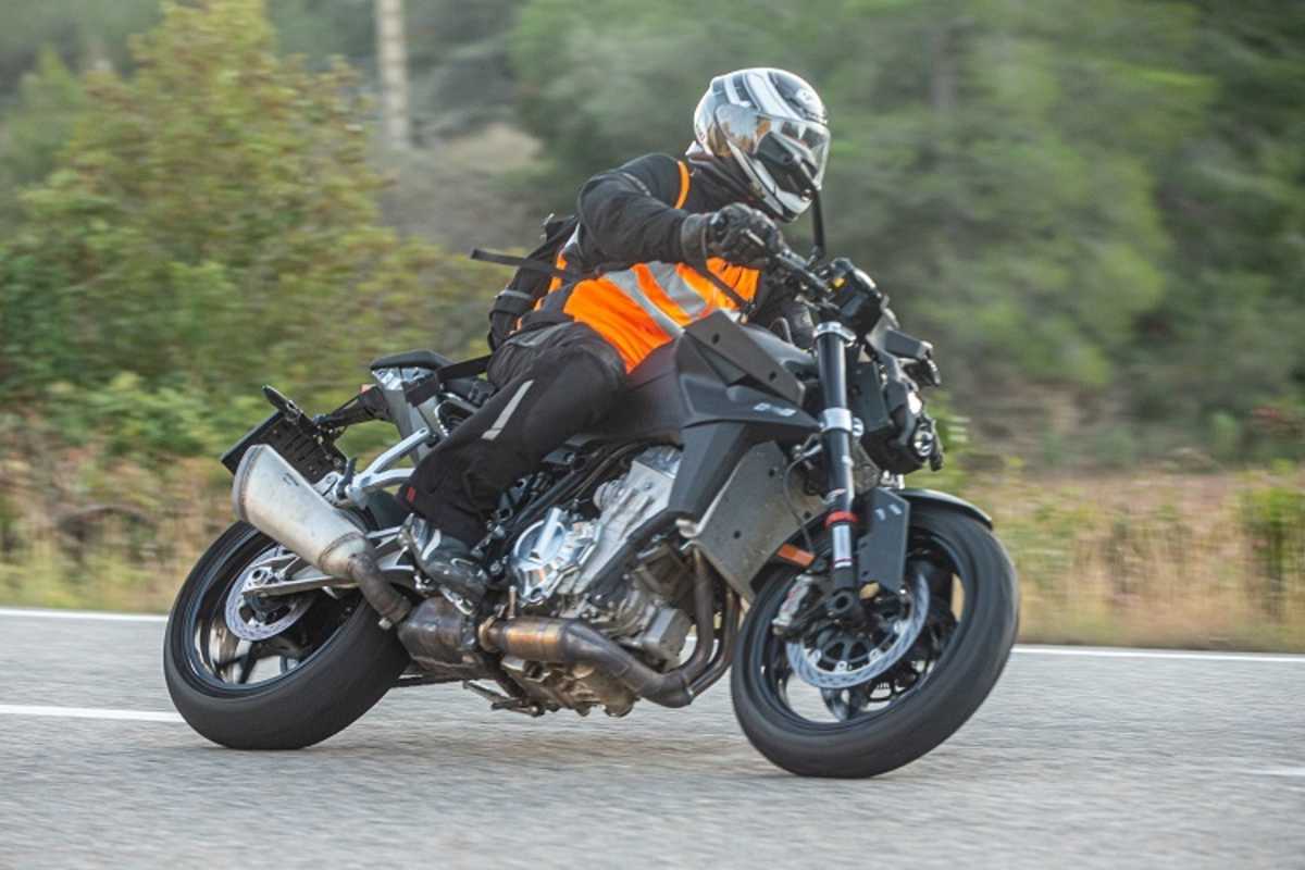 Die KTM 890 Duke R soll sowohl auf der Strasse wie auch auf der Rennstrecke mit Sportlichkeit und Präzision brillieren