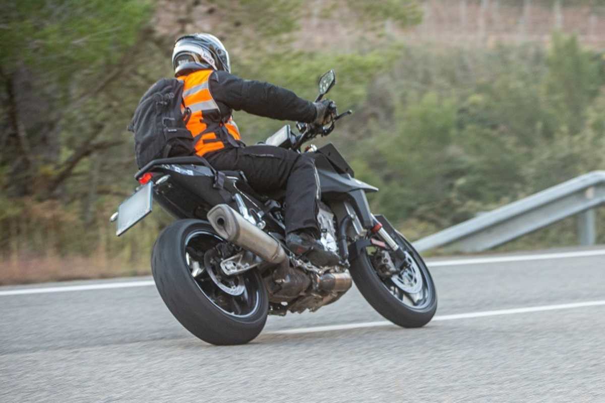 So genannte Exposionsdarstellung des kompakten, umfangreich modifizierten Zweizylinders