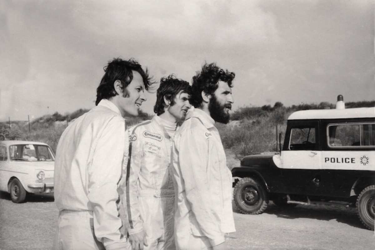 Formel V-Piloten Braun, Koinigg, Ertl beim ersten Autorennen  am Rande des Gaza-Streifens