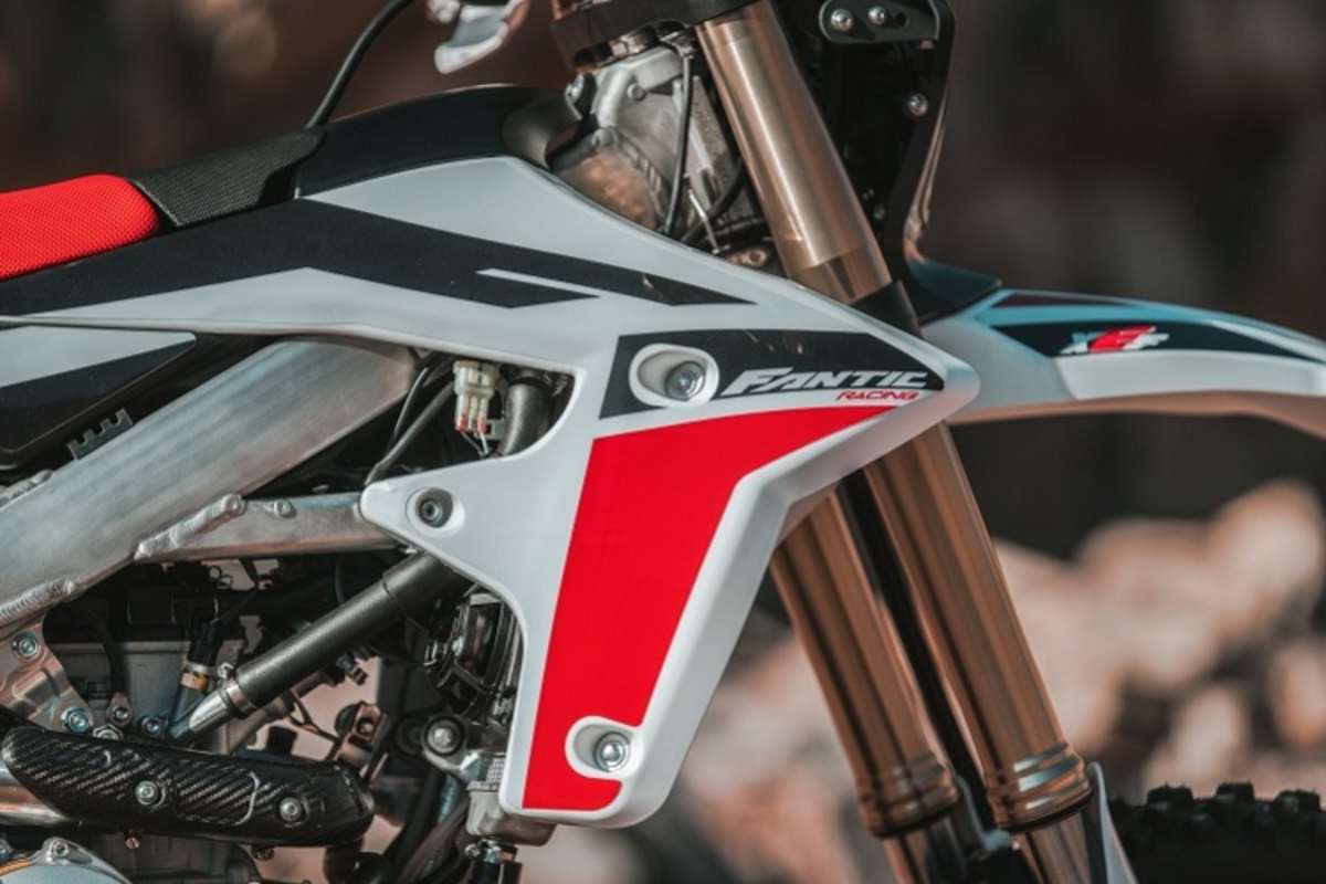 Die schlanken Plastikteile versprechen gute Bewegungsfreiheit für den Geländefahrer