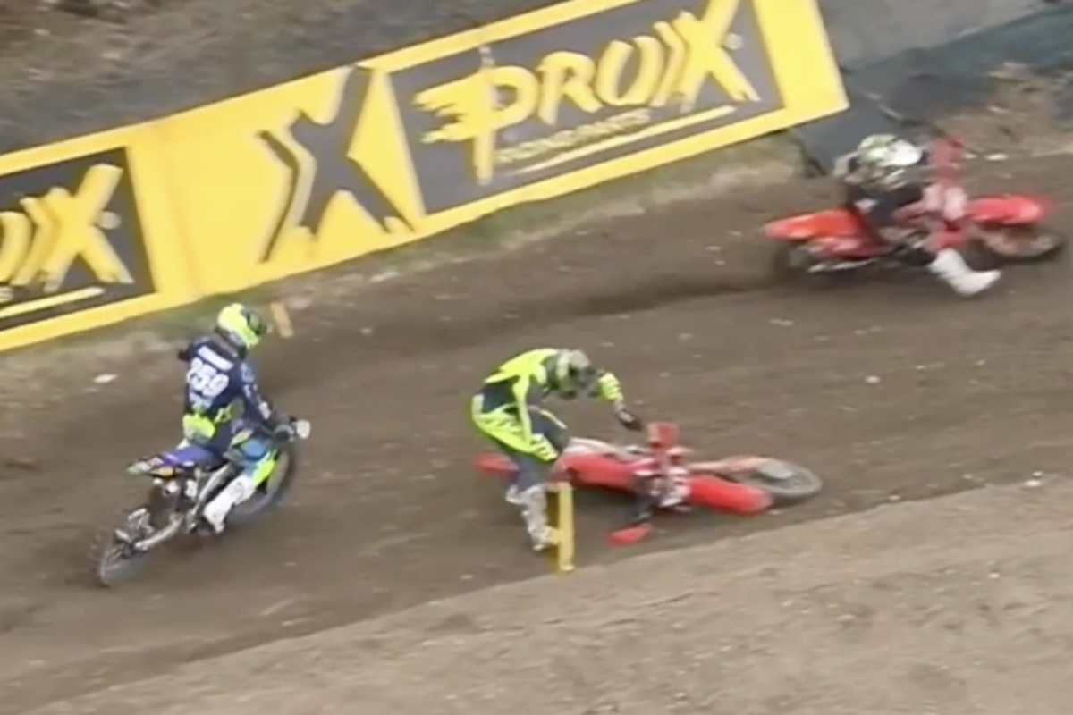 Ruben Fernandez stürzt, Tim Gajser und Glenn Coldenhoff gehen vorbei