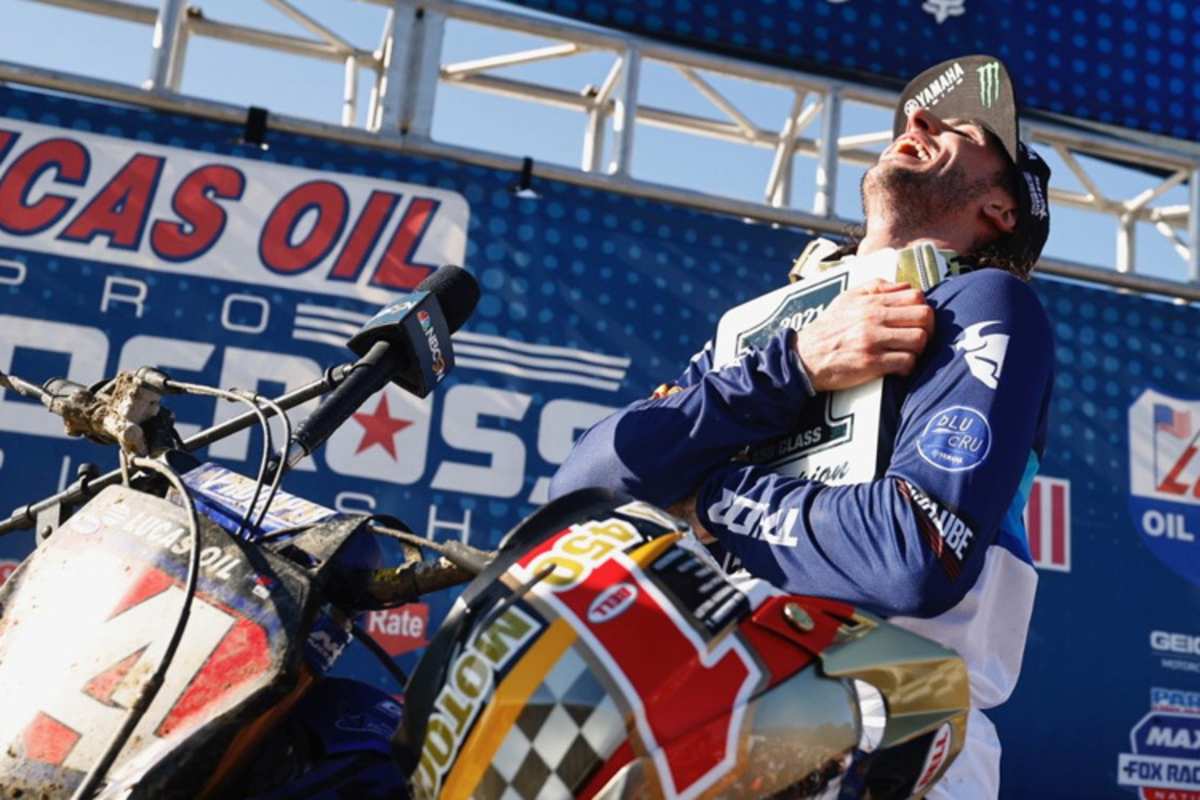 Dylan Ferrandis freut sich über den Sieg