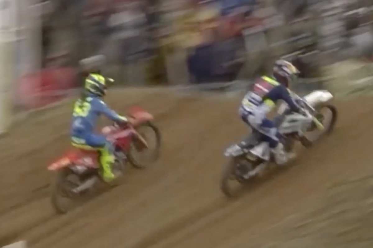 Tim Gajser setzt zum Überholen an