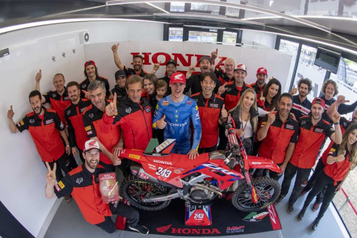 Das HRC-Team in Maggiora mit HRC-Boss Tetsuhiro Kuwata neben Gajser