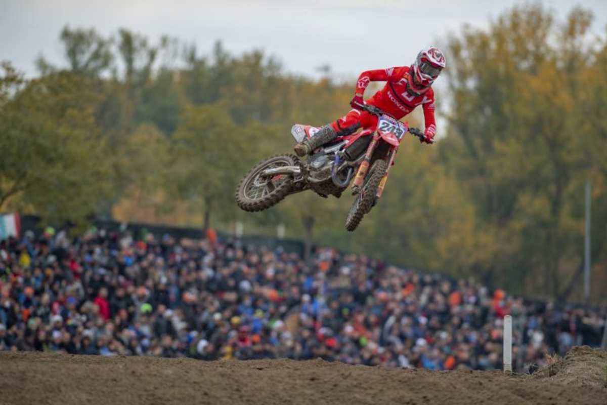 Trotz der kühlen Witterung waren in Mantova viele Fans an der Strecke