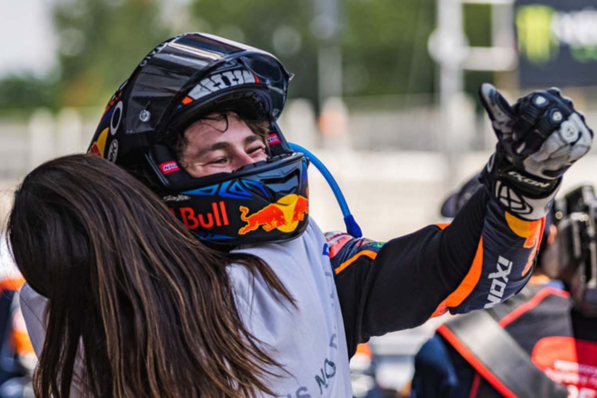 Remy Gardner jubelt nach dem Sieg in Barcelona