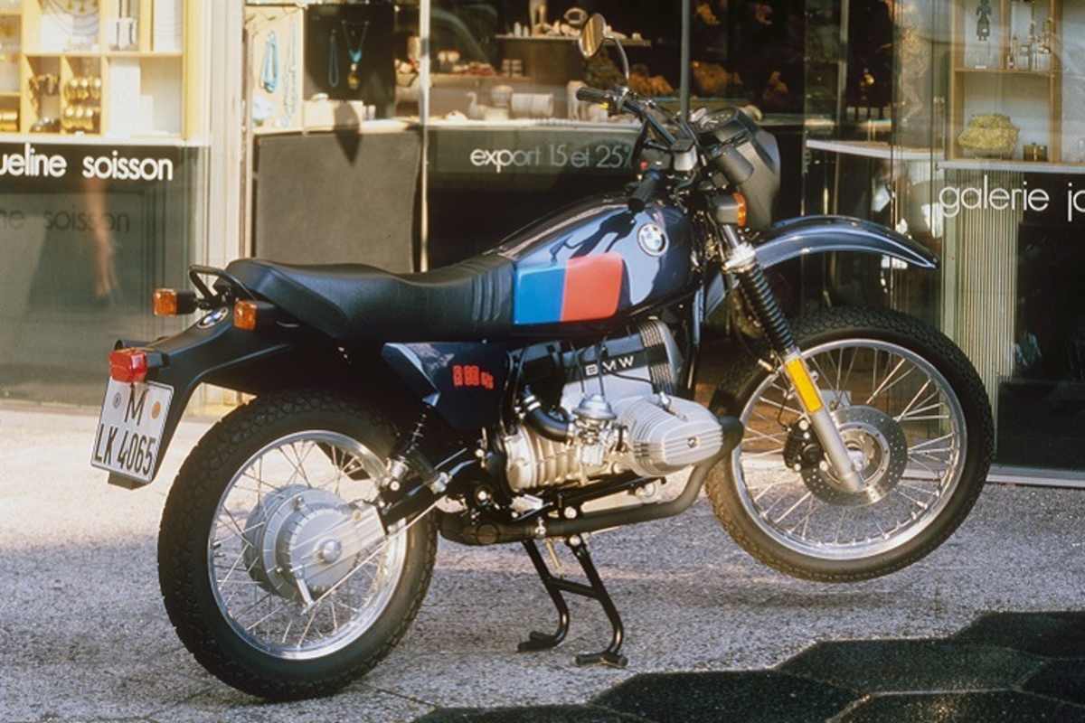 Nach dem ersten Modell mit der schrillroten Sitzbank schon BMW auf 1982 die farblich dezentere Version in Dunkelblau nach