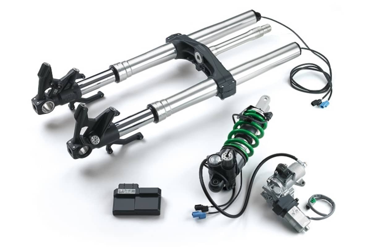 nur in der SE-Version: Semiaktives lektronisches Skyhook-Fahrwerk von Showa