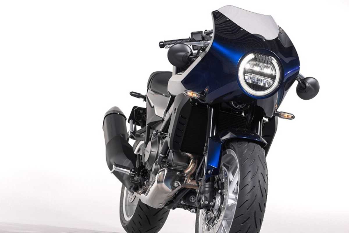 Dank Zweizylindermotor ist die Honda Hawk 11 sehr schlank geworden 