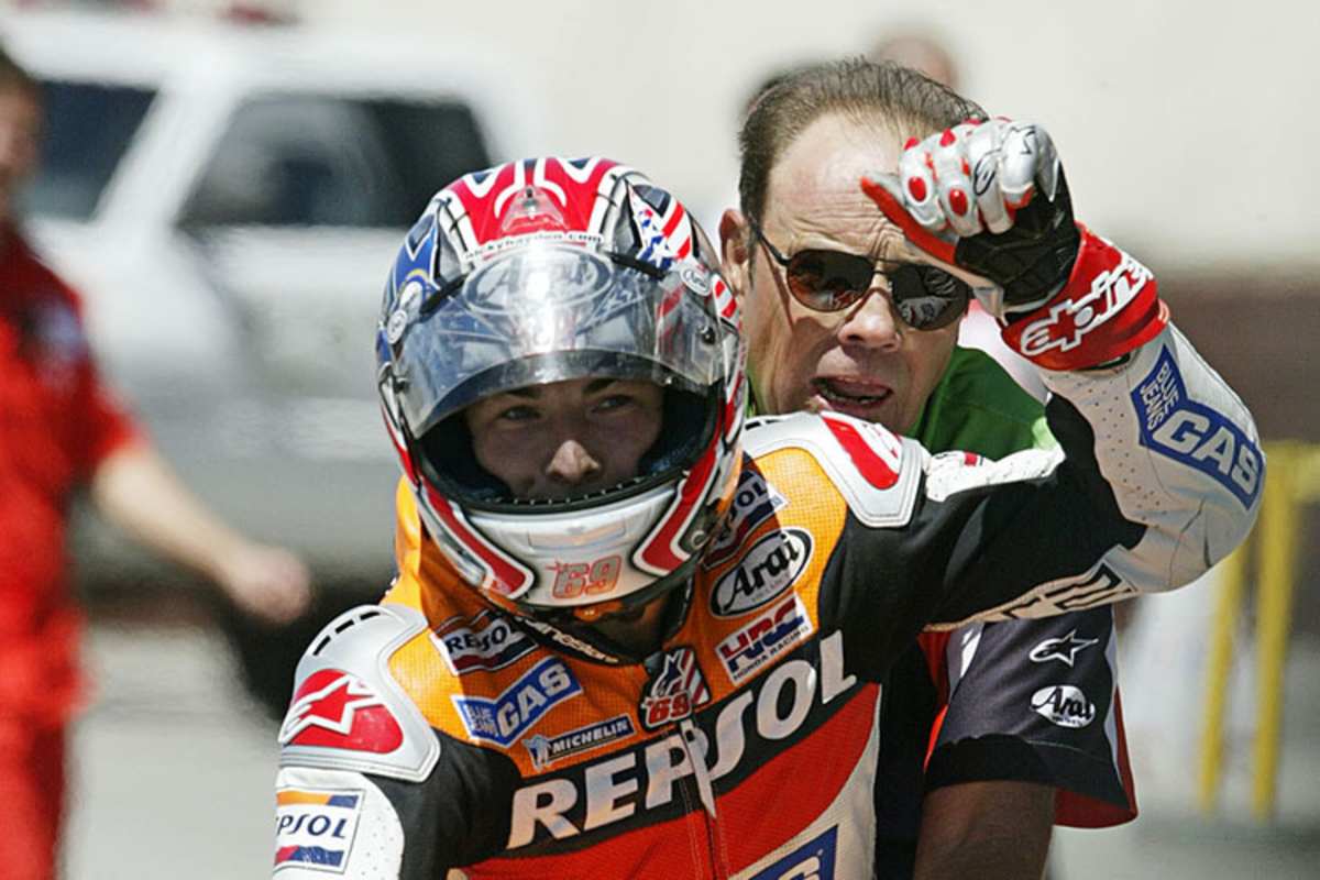 Unvergesslich: Earl Hayden am Sozius von Nicky nach dem Sieg in Laguna Seca