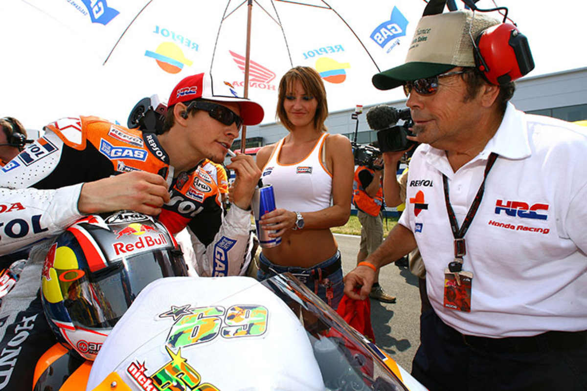 Ein unvertrennliches Duo: Nicky Hayden in Silverstine 2006 mit Papa Earl