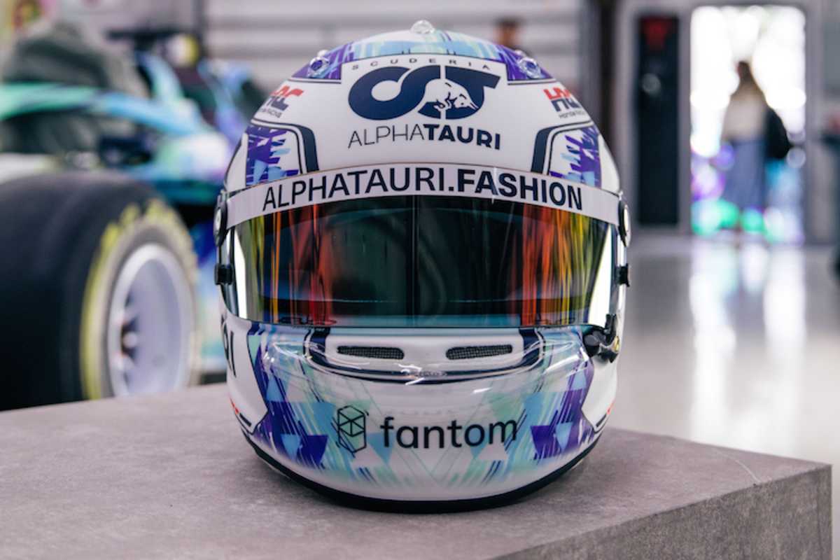 Der Künstler entwarf auch ein Helmdesign für Yuki Tsunoda