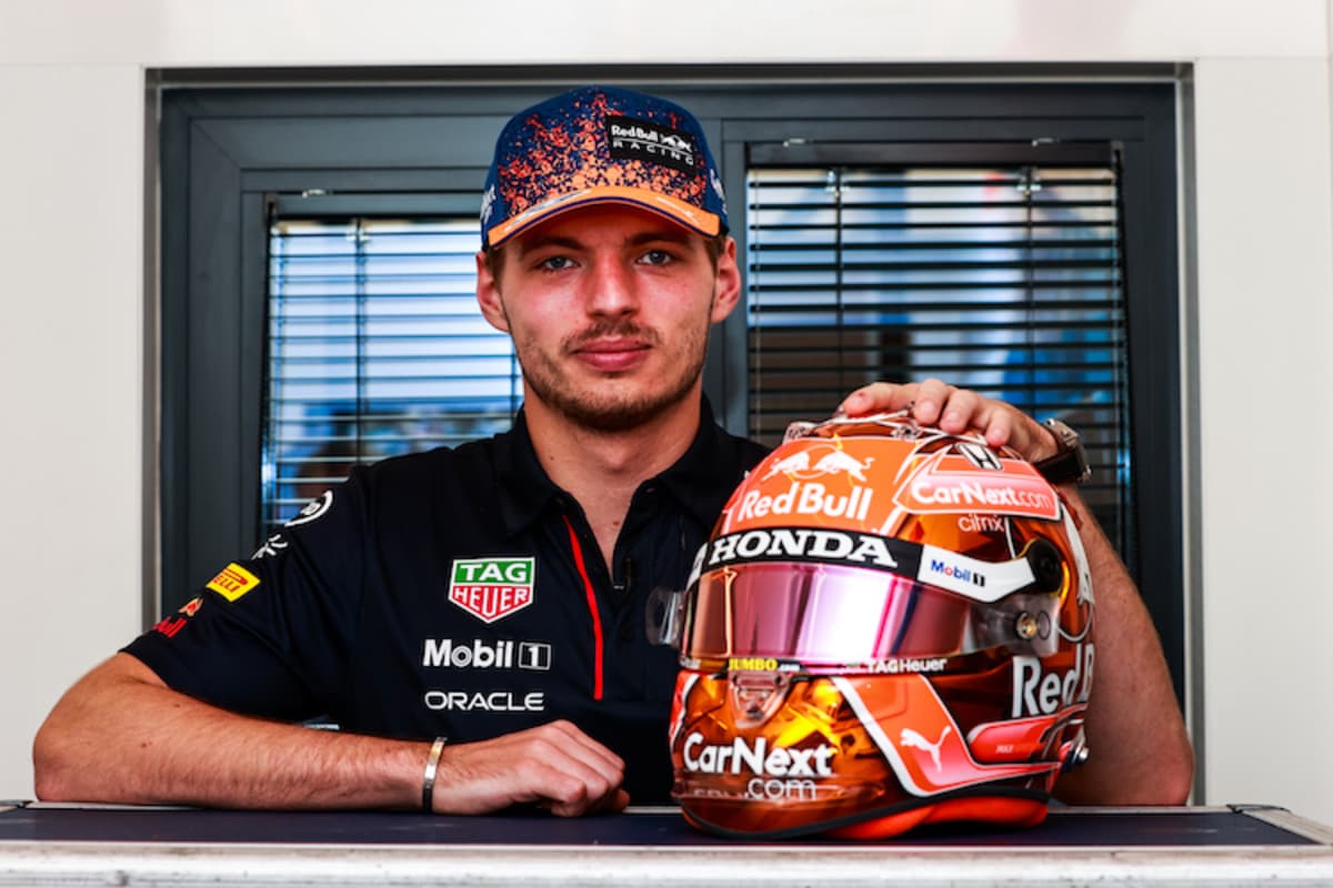 Der Niederländer mit seinem Helm für den Belgien-GP