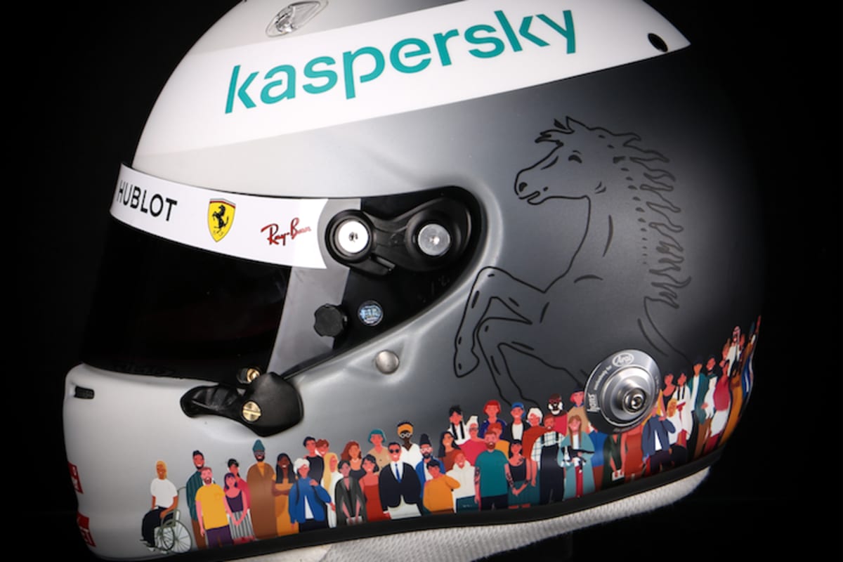 Der Helm geht von Weiss vorne nahtlos in Schwarz hinten über