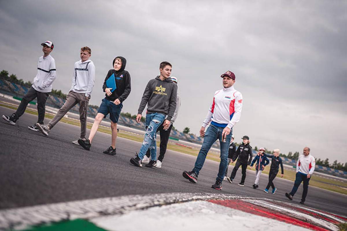 Streckenbegehung auf dem Lausitzring mit Stefan Bradl