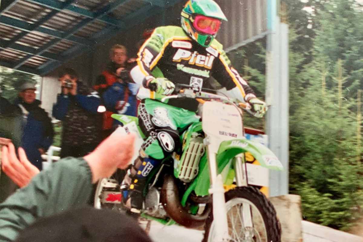 Der Bob-Olympiasieger fährt mit einer Cross-Kawasaki im Eiskanal von Oberhof