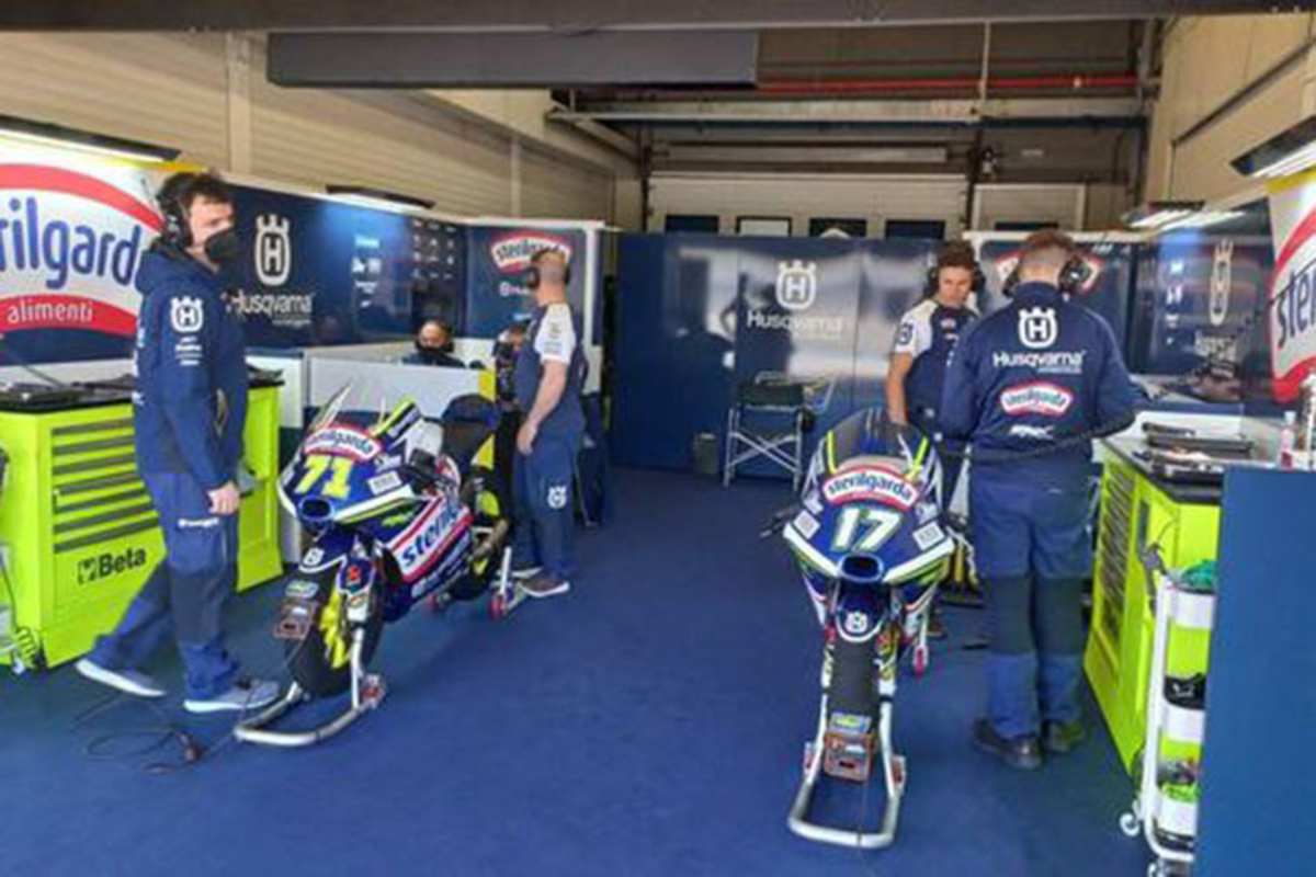 Das neue Husky-Team in Jerez mit den Bikes von Sasaki (71) und McPhee (17)