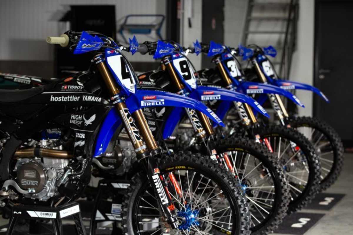 Die Motorräder sind in schwarz-blau gehalten