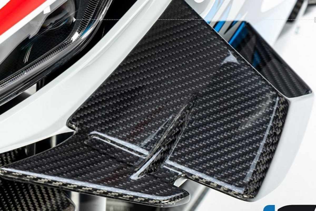 Auch wenn die Karbonflügel federleicht sind, so generieren sie doch kiloweise Anpressdruch aufs Vorderrad - bei schneller Fahrt