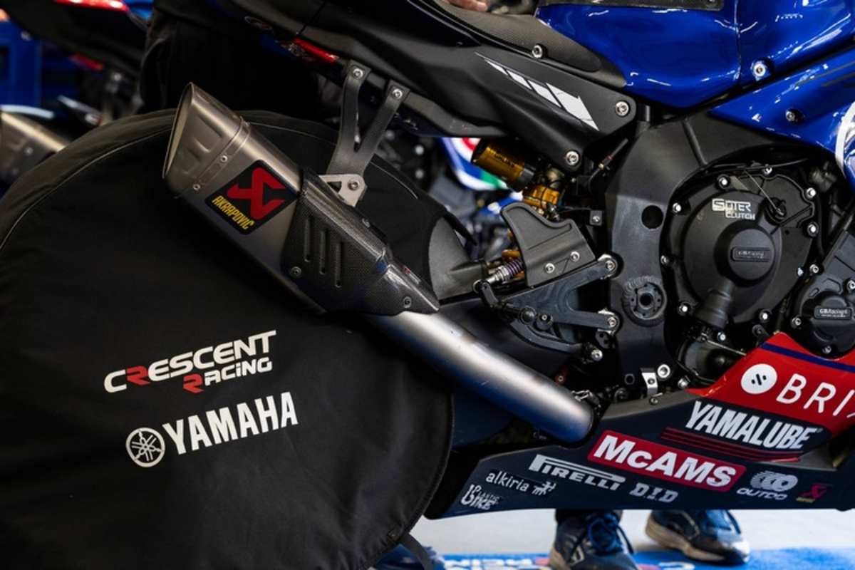 An der Yamaha R1 ist ein sehr langer Auspuff verbaut, der Übergang zum Krümmer ist unter der Verkleidung
