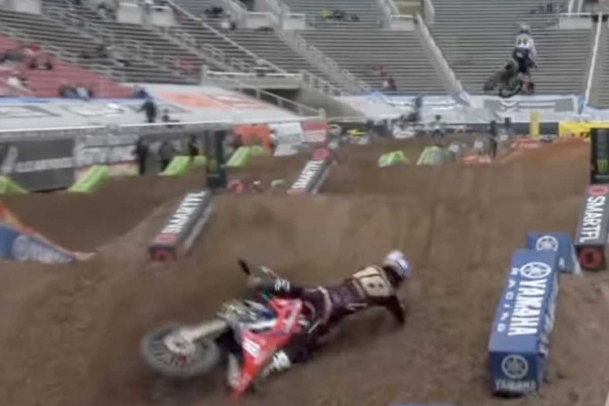 Ostküsten-Champion Jett Lawrence stürzte im Qualifikationstraining und verstauchte sich das Fußgelenk