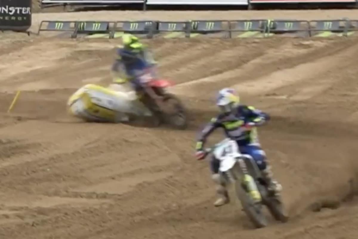 Tim Gajser will den Anschluss an Pauls Jonas halten und reißt die Streckenbegrenzung mit