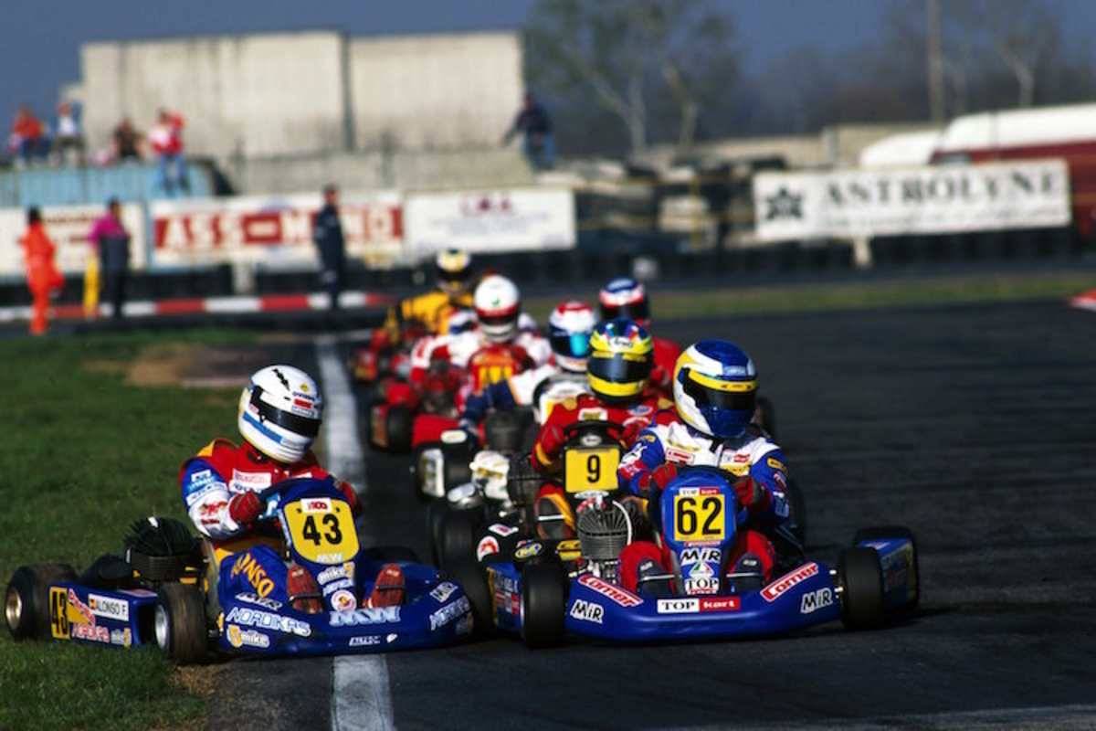 Fernando Alonso attackiert in Parma 1997 (mit Nummer 43)