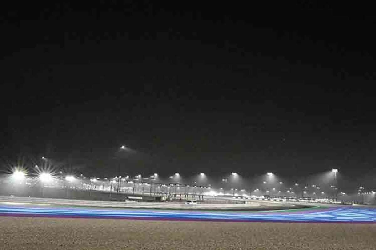 Die Flutlichtanlage wird von Diesel-Generatoren gespeist