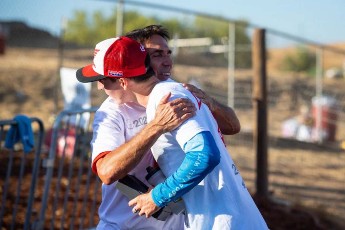 Eric Kehoe bedankt sich bei Hunter Lawrence