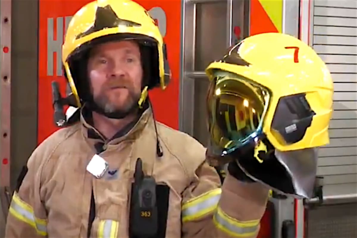 Es gibt einen echten Feuerwehrhelm mit Kimis Startnummer 7