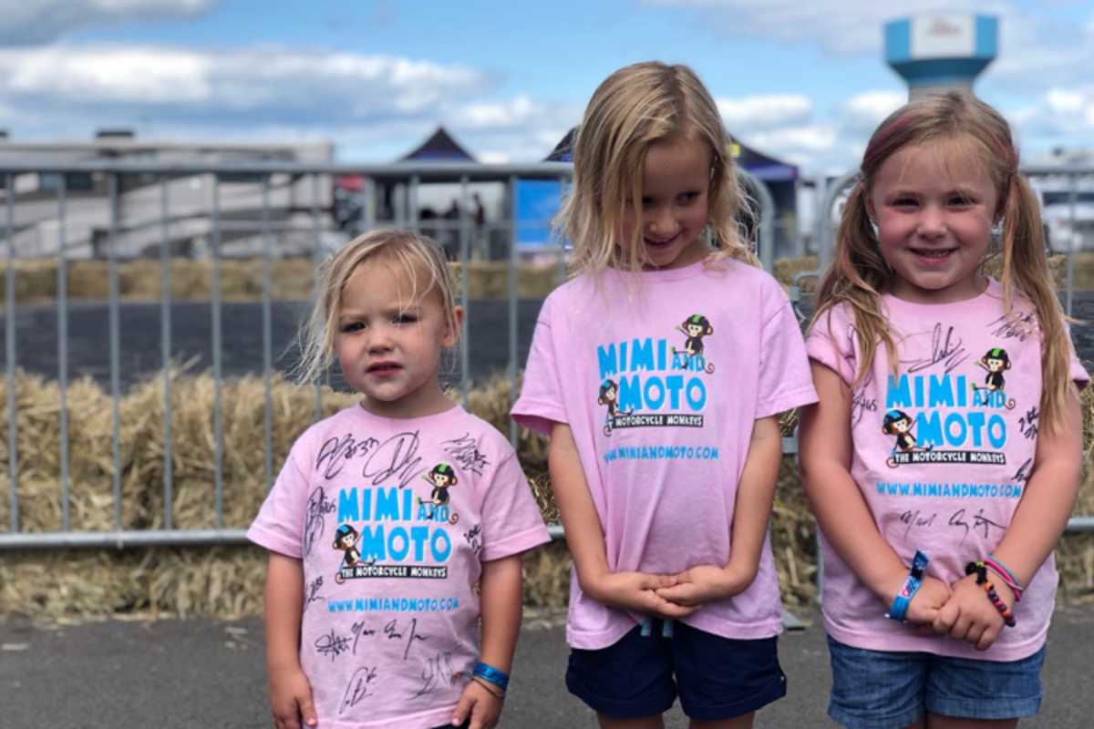 Kinder lieben die lustigen Affen