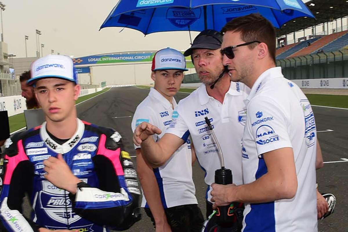 Katar-GP 2020: Stefan Kirsch (2. von rechts) am grid mit Neuling Jason Dupasquier