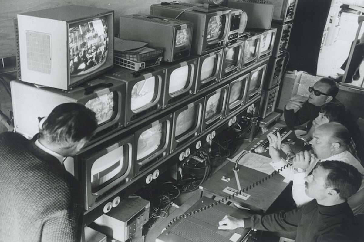 Sendezentrale im Möbelwagen: Die Mannschaft des ZDF