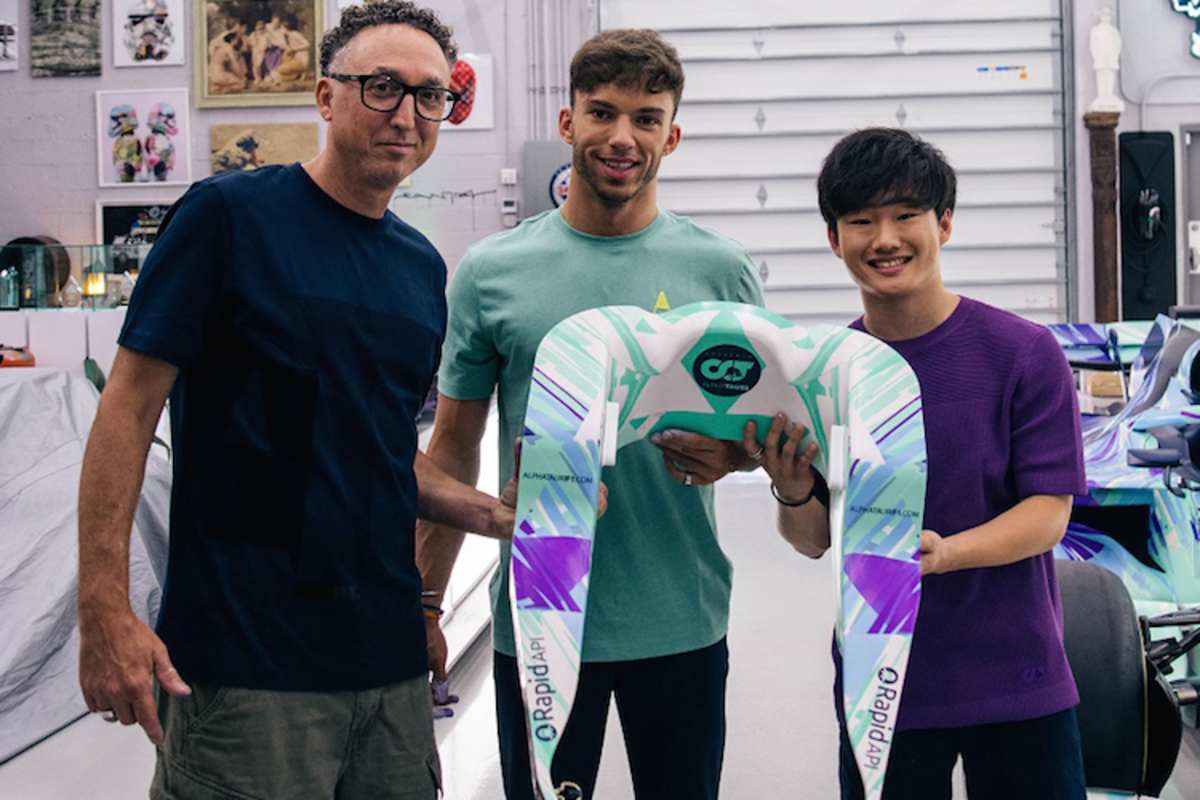 Dasselbe Graffiti-Motiv wird auch auf der Kopfstütze der GP-Renner zu sehen sein, die in Miami auf die Strecke gehen