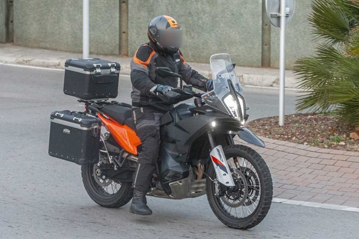KTM 890 AdventureR und S: Geänderte rahmenfeste Verkleidung, mehr Windschutz