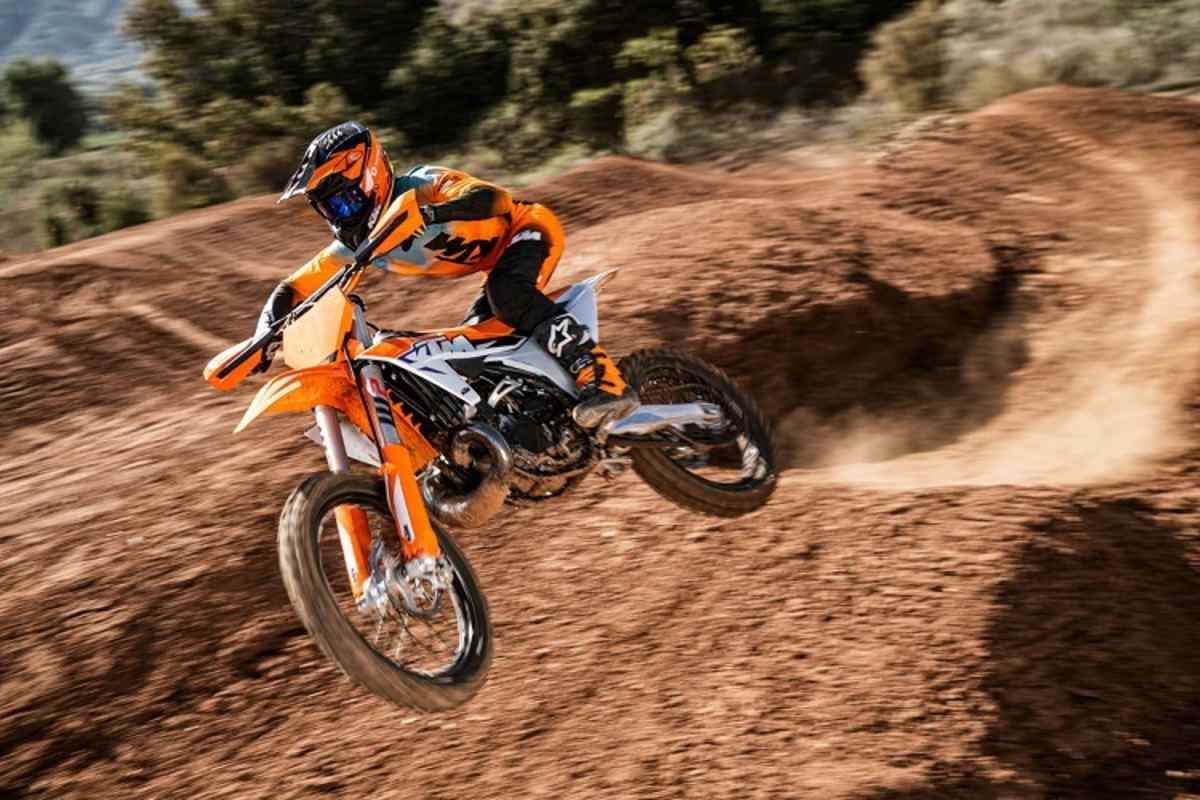 KTM 300 SX: Um da noch Leistungsmangel festzustellen, müsste man ein bärenstarker Ausdauersportler sein