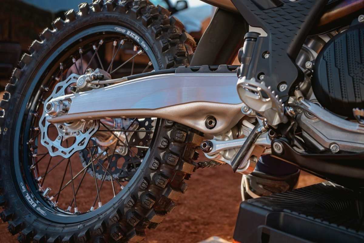 Neue Aufhängung hinten mit kürzerem Federbein, neuen Umlenkhelbeln und leichterer Schwinge