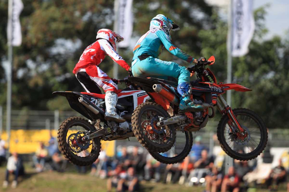 Nicholas Lapucci musste sich in der EMX250 beim letzten Rennen im Talkessel gegen die Angriffe von Rick Elzinga wehren