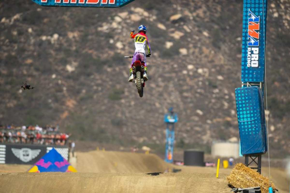 Sieger Jett Lawrence am Zielsprung