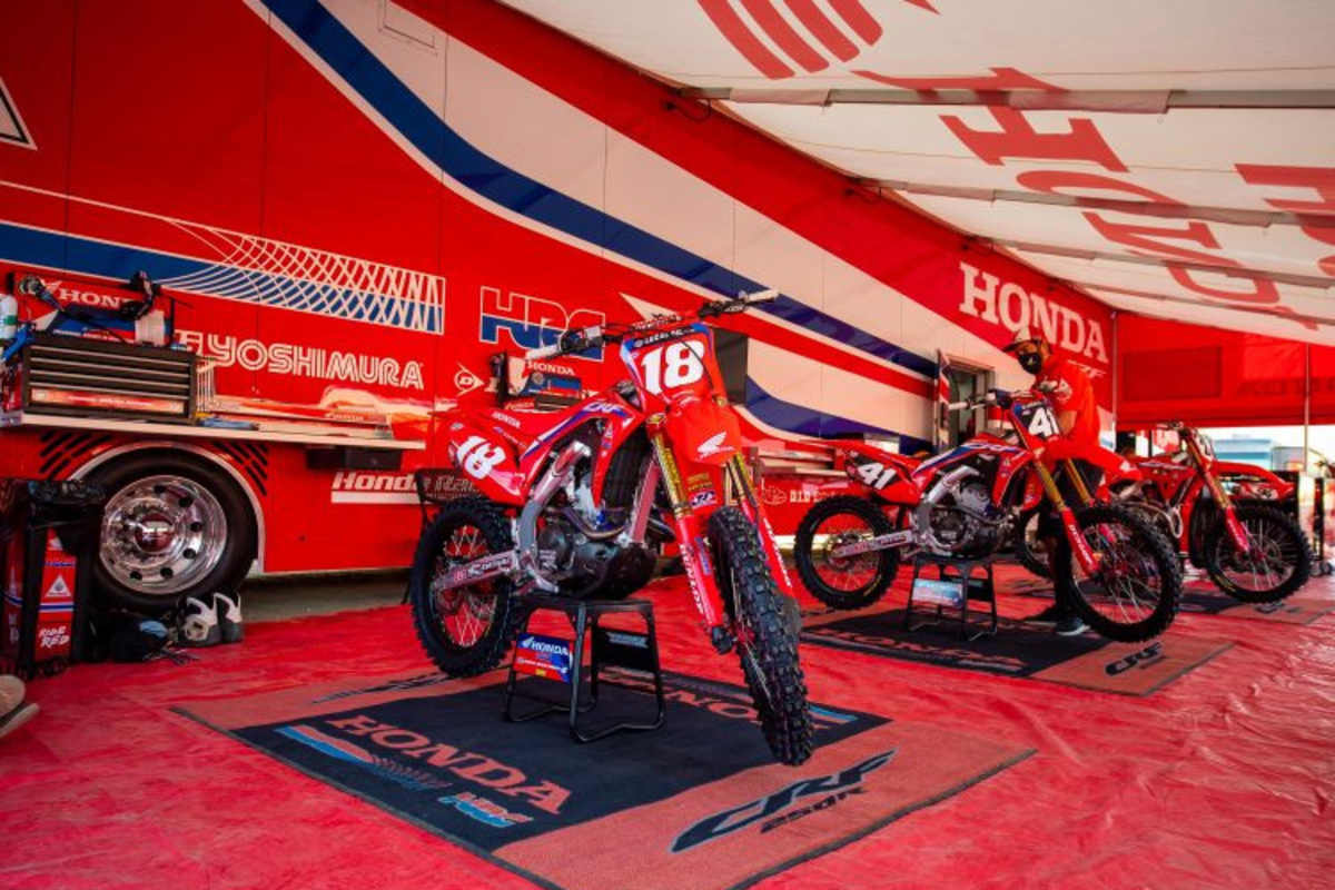 Die rote Nummerntafel auf der Honda von Jett Lawrence