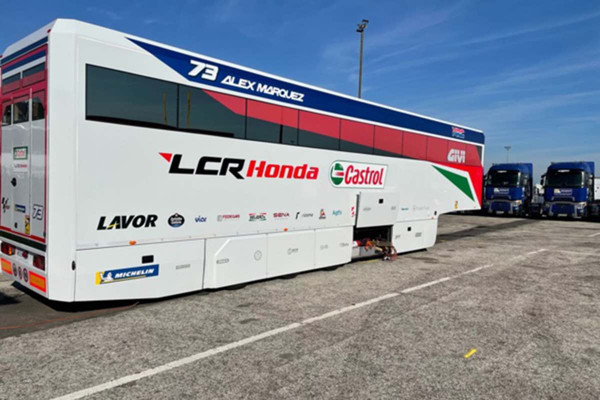 Auch dieser LCR-Honda-Truck wurde von den IRTA-Funktionären zentimetergenau auf seinen Platz beordert