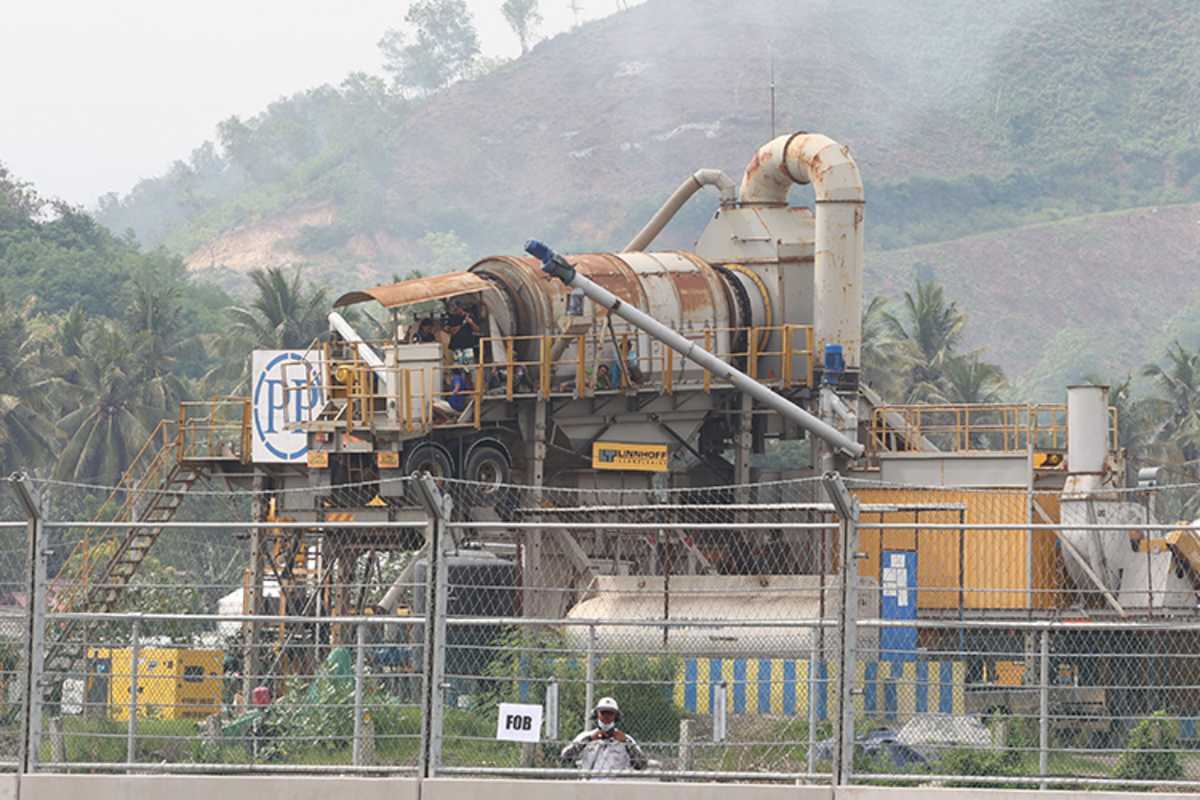 Großer Zementmischer neben der Strecke