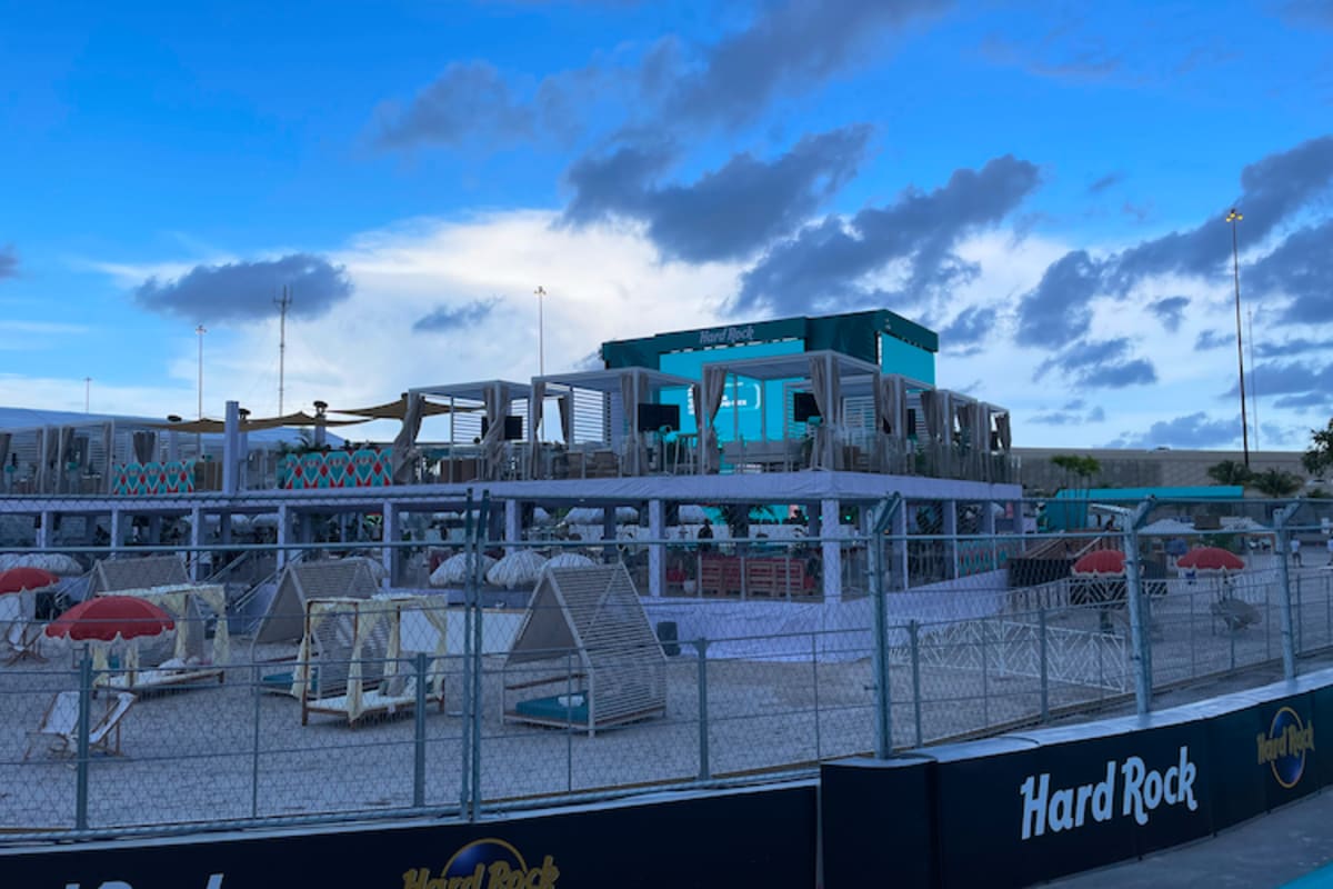 Ein Strand, direkt an der Rennstrecke