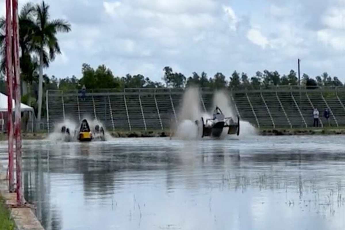 Yuki Tsunoda gibt im Sumpf-Buggy Gas